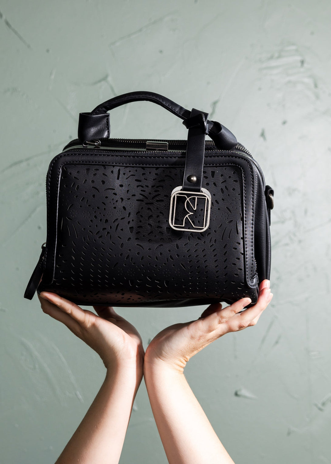 Savvy Handbag in Black - Lavish Fix